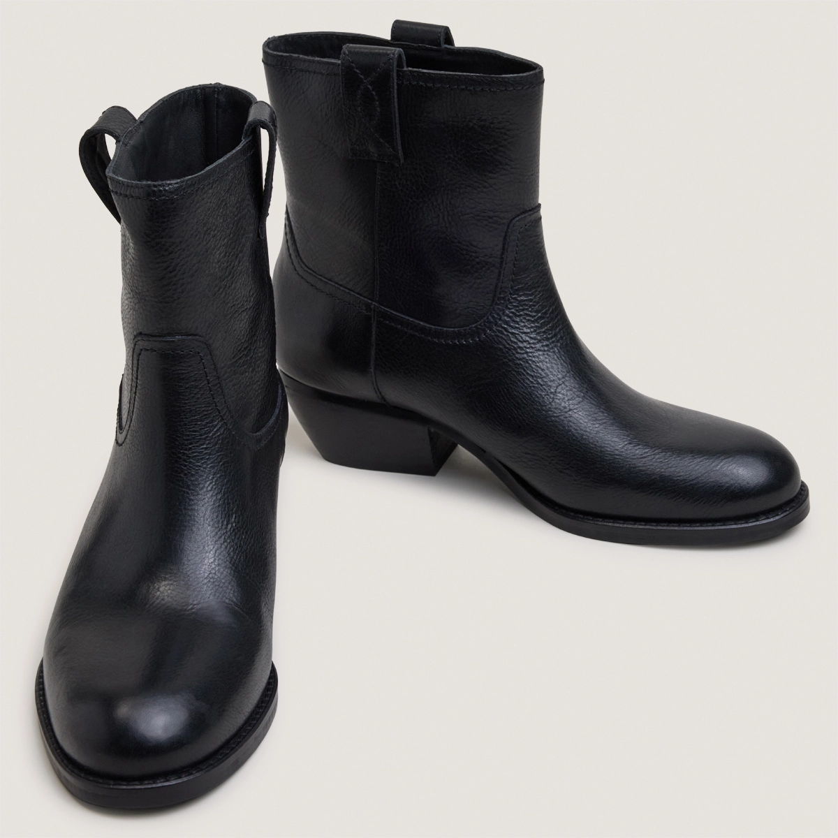 Round-toe ankle boots with block heels in black grained leather|TERRA