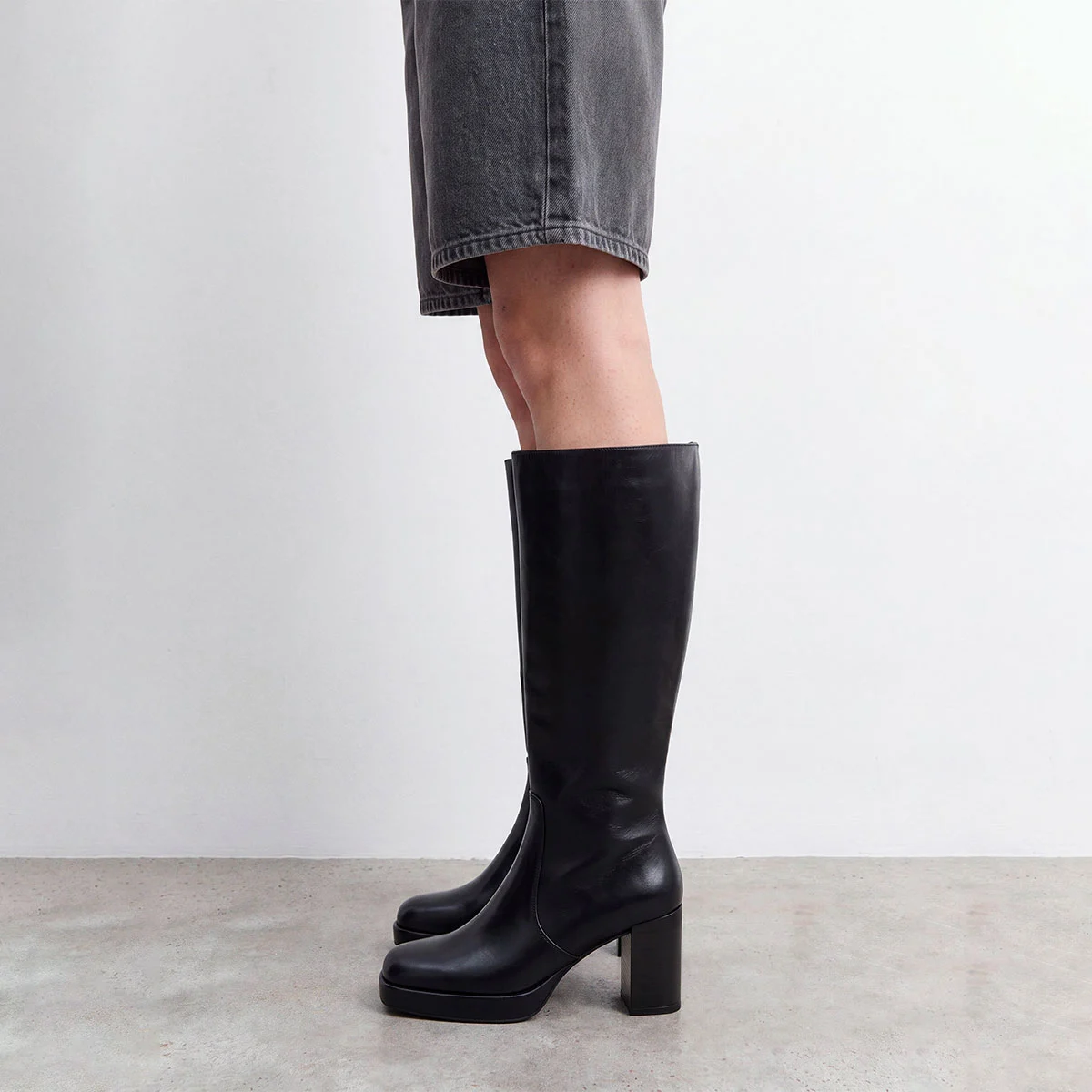 Platform boots in black aged leather calf size M | BAM