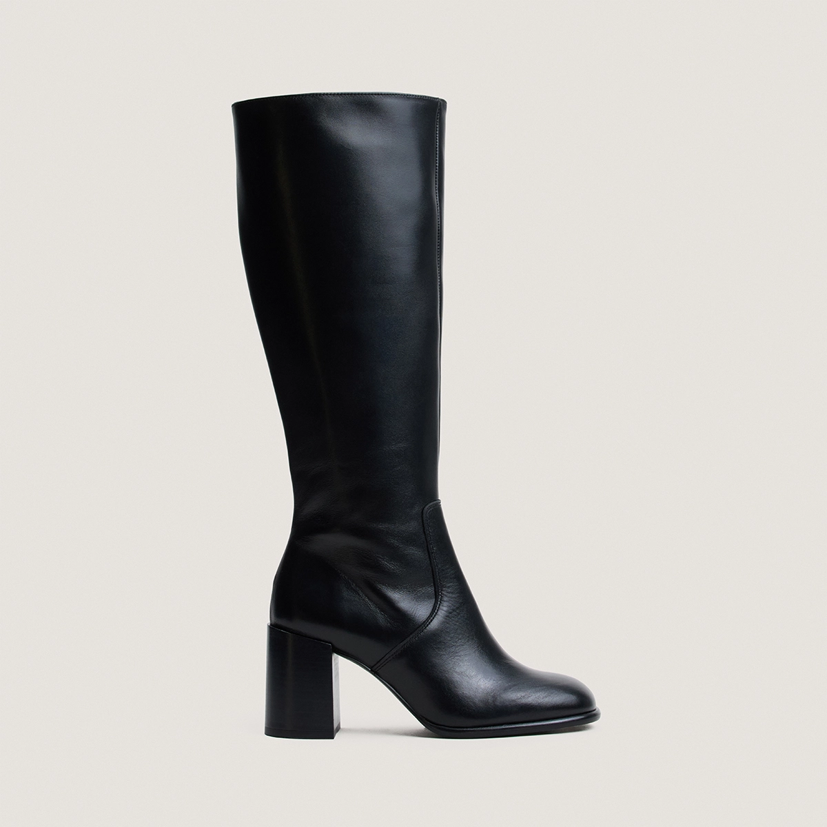 Heeled and round-toe boots in black leather | BLUMA