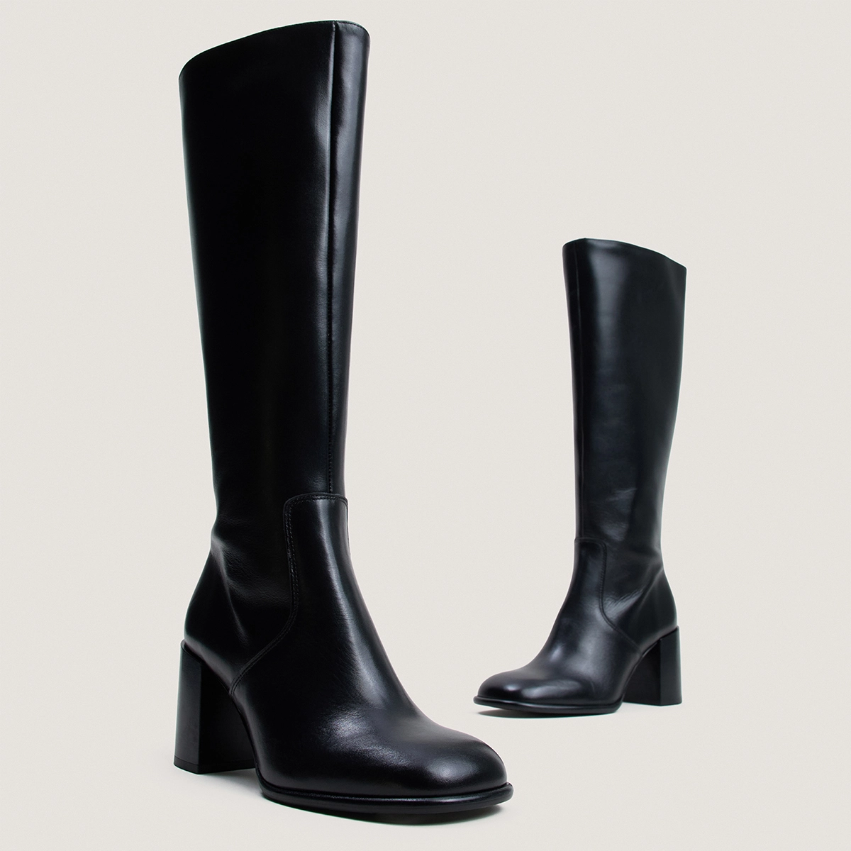 Heeled and round-toe boots in black leather | BLUMA