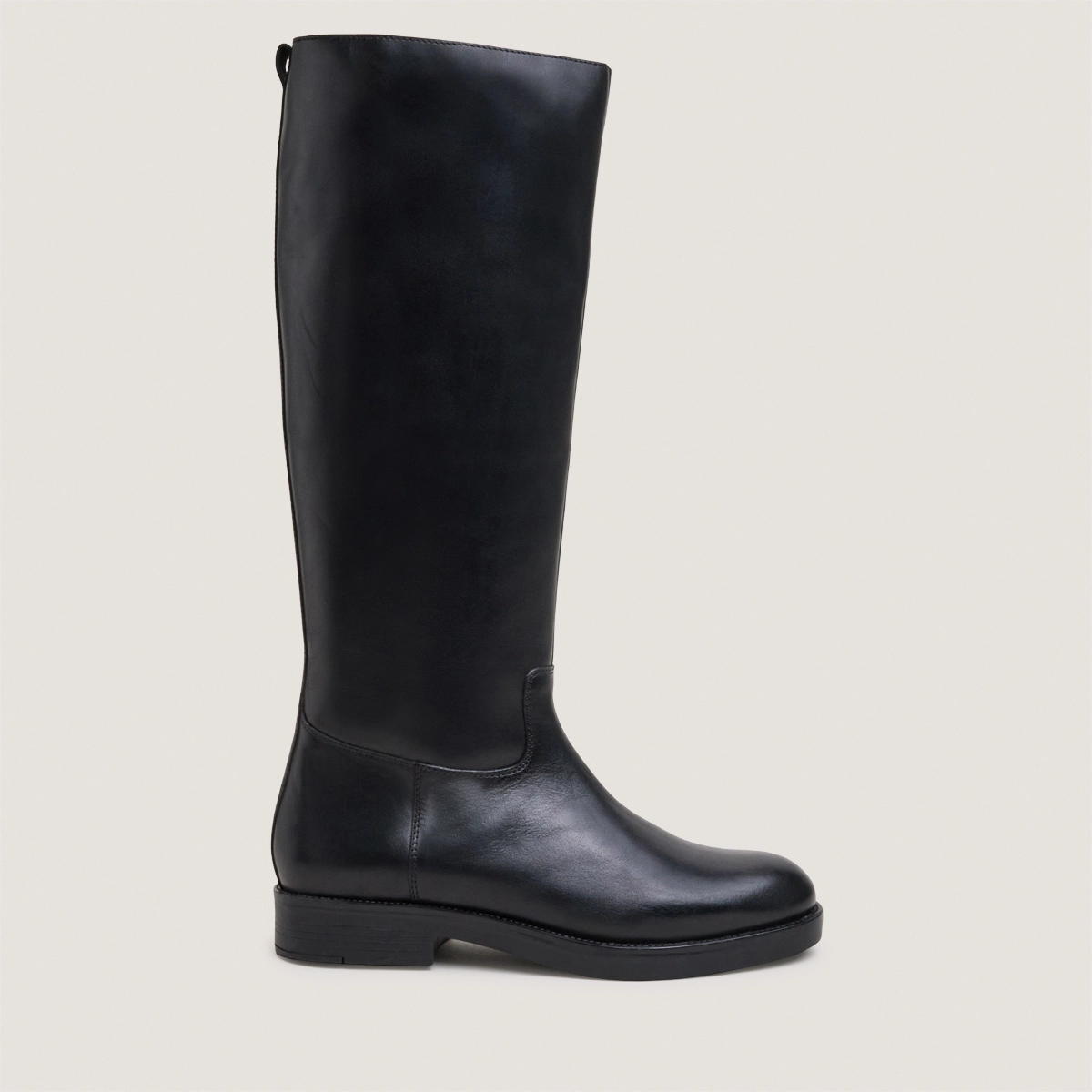 Flat-heeled boots with straps in black leather|TITOUAN