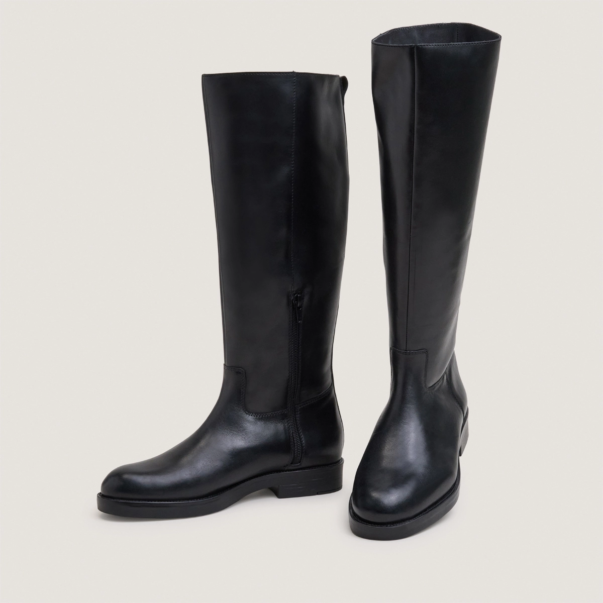 Flat-heeled boots with straps in black leather|TITOUAN