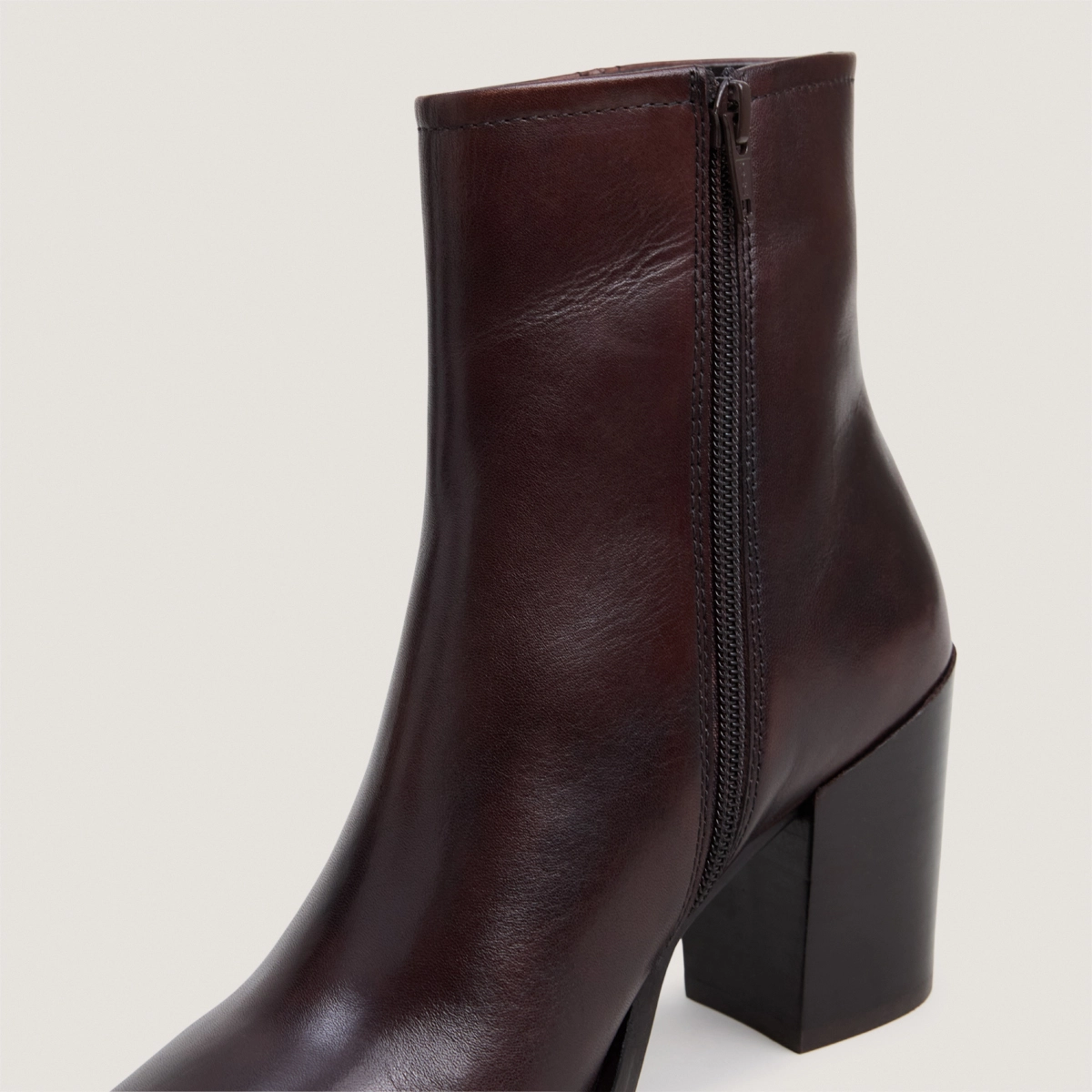 Pointed-toe ankle boots in dark brown leather | PIPO