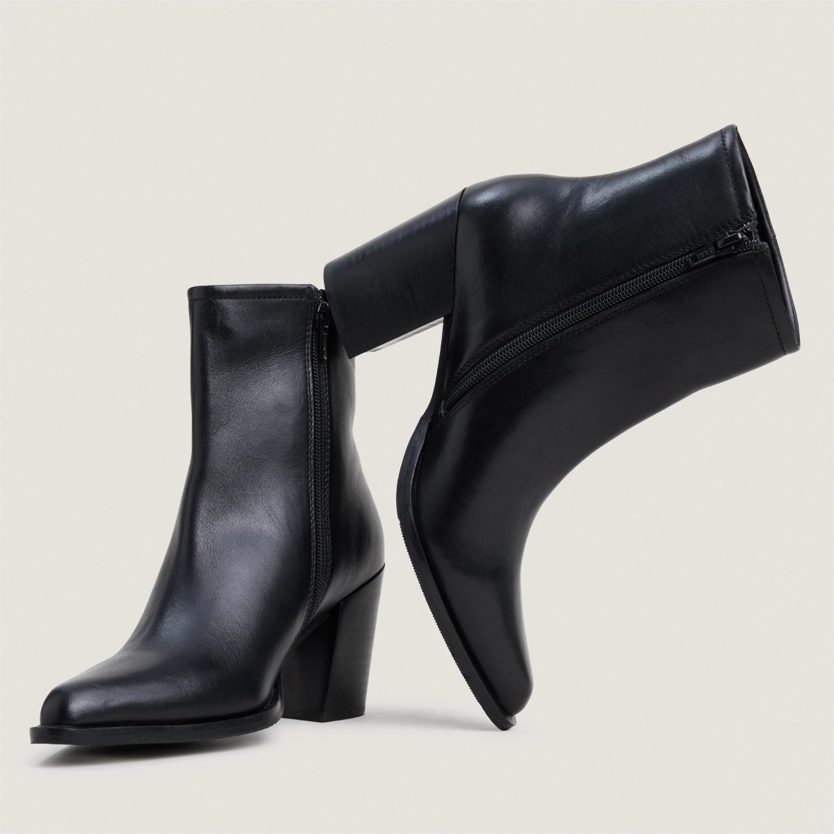 Pointed-toe ankle boots in black leather | PIPO