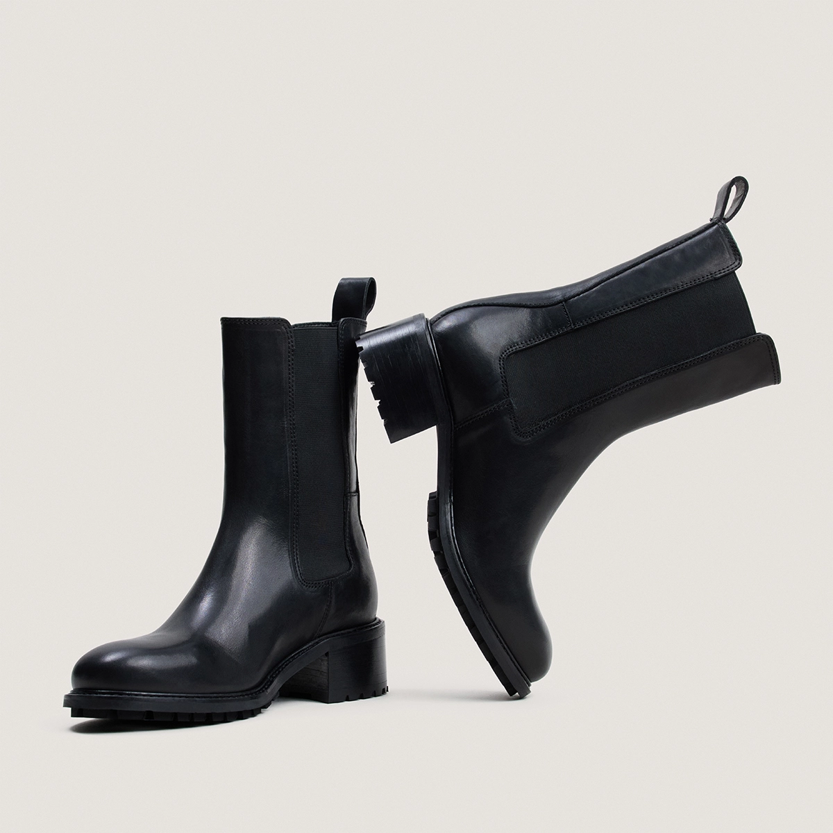Ankle boots with elastic and lug soles in black leather | LINE