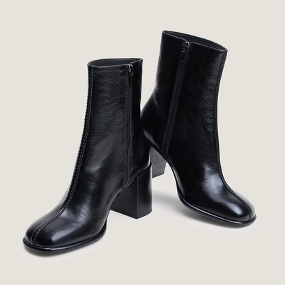 Round toe ankle boots in black grained leather | bloumy
