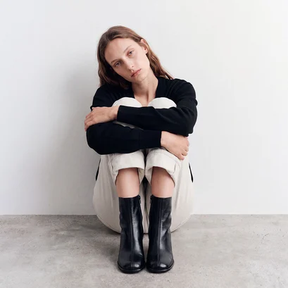 Round toe ankle boots in black grained leather | bloumy