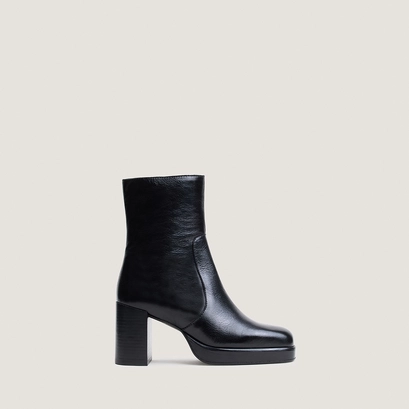 Platform ankle boots with square toes in black aged leather | boom