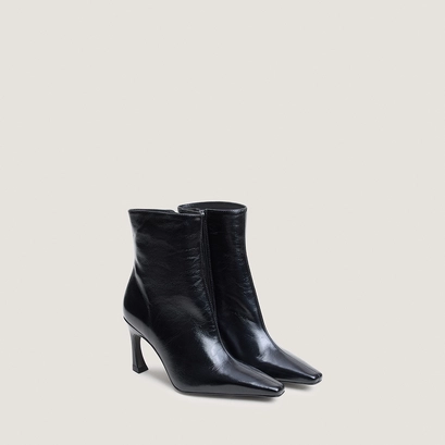 Heeled pointed toe ankle boots in black aged leather | bronzo