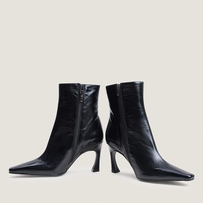 Heeled pointed toe ankle boots in black aged leather | bronzo