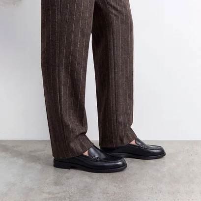 Plain vamp loafers with topstitching in black glazed leather | neo