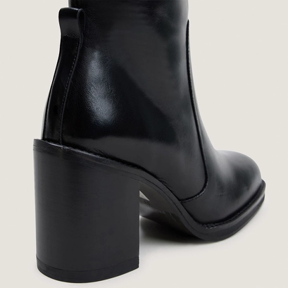 Boots with overflowing heels black