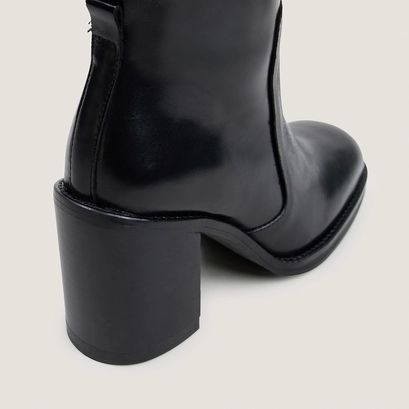Boots with overflowing heels black