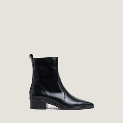 Ankle boots with low heels black