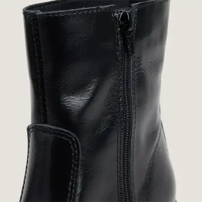 Ankle boots with low heels black