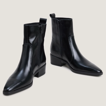 Ankle boots with low heels black