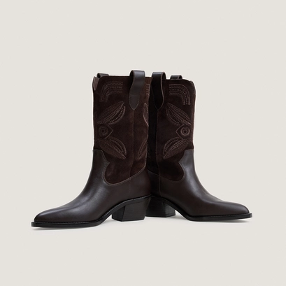 Pointed-toe boots with visible stitching dark brown
