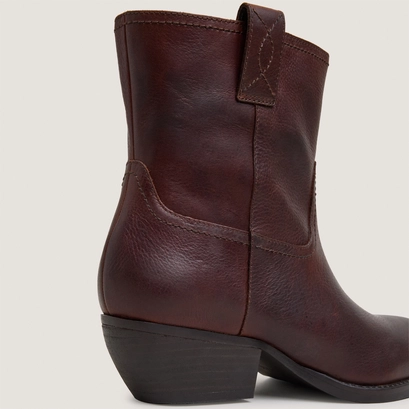 Round-toe ankle boots with block heels brown