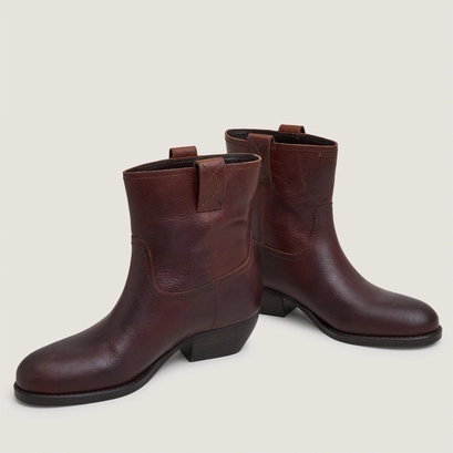 Round-toe ankle boots with block heels brown