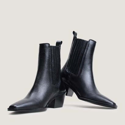 Heeled and gathered ankle boots in black grained leather | birman