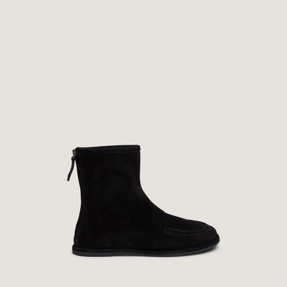 Flat low boots black