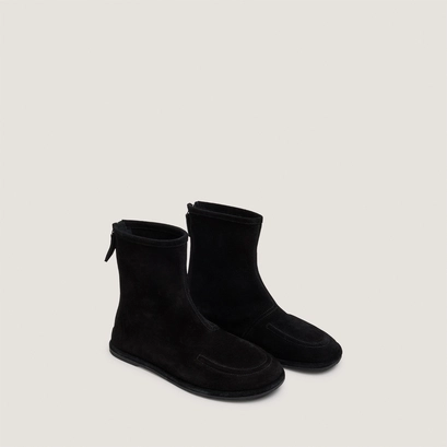 Flat low boots black