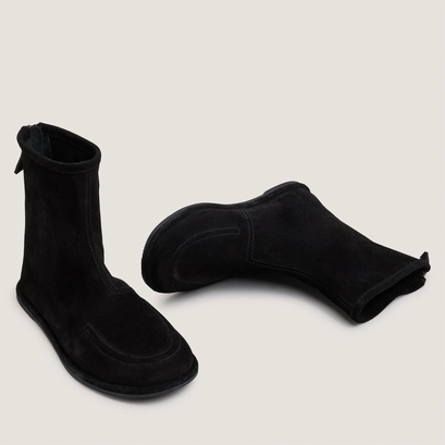 Flat low boots black