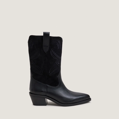 Pointed-toe boots with visible stitching black