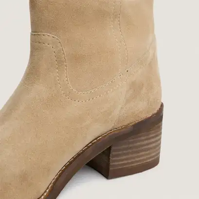 Low-heeled low boots with round toe beige