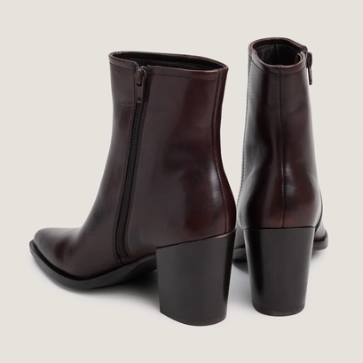 Pointed-toe ankle boots dark brown