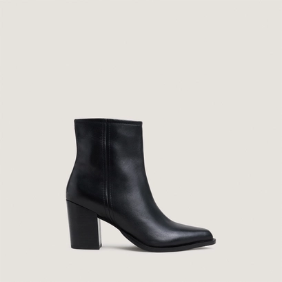 Pointed-toe ankle boots black