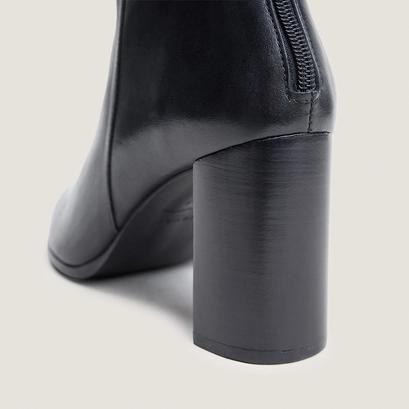 Back-zip ankle boots black