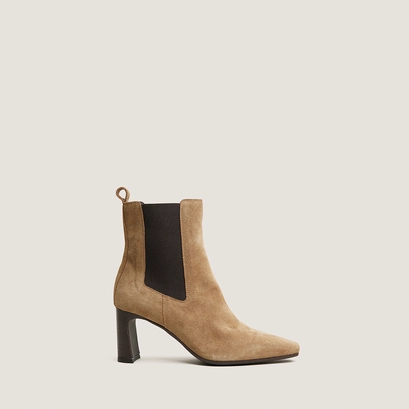 Ankle boots with elastic and square toes tobacco