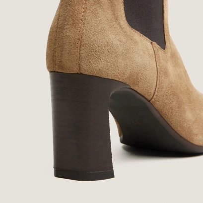 Ankle boots with elastic and square toes tobacco