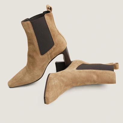 Ankle boots with elastic and square toes tobacco