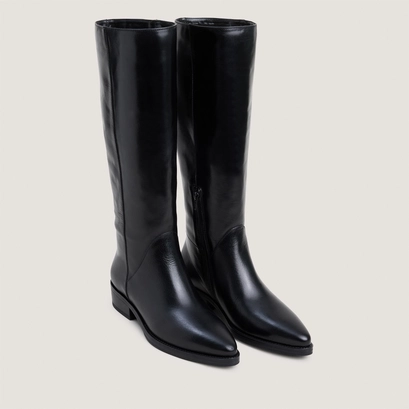 Boots with flat heels and pointed toes black
