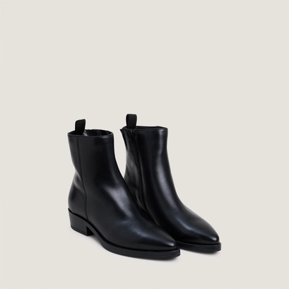 Ankle boots with flat heels and pointed toes black
