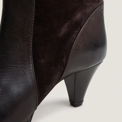 Boots with pointed heels brown