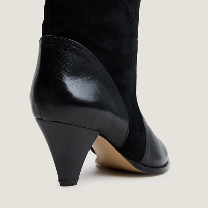 Boots with pointed heels black