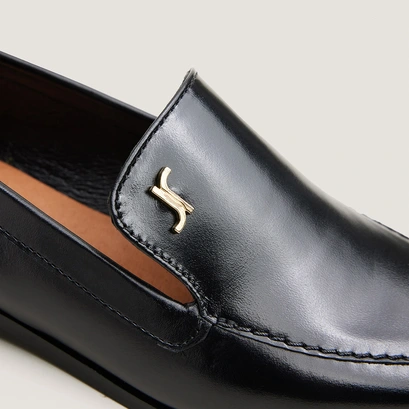 Pointed toe monogram loafers black