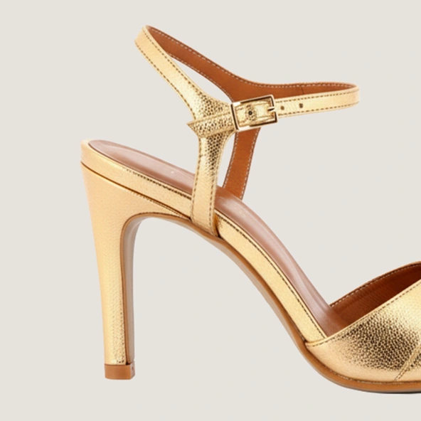 Heeled sandals with intertwined straps in gold crackled leather | DIWI