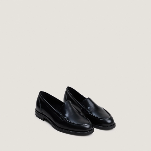 Plain vamp loafers with topstitching in black glazed leather | NEO
