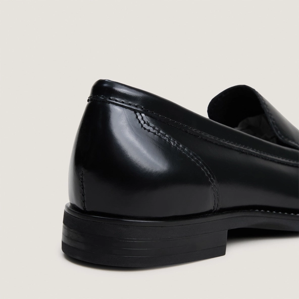 Plain vamp loafers with topstitching in black glazed leather | NEO