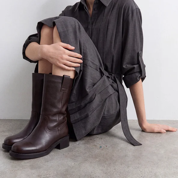 Riding boots in dark brown grained leather | BICHETTE
