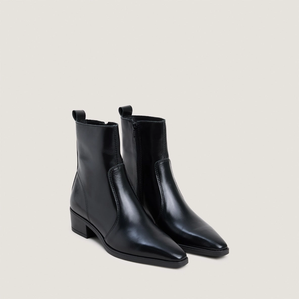 Ankle boots with low heels in black leather | NACRE