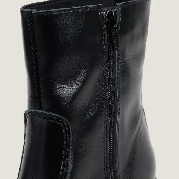 Ankle boots with low heels in black leather | NACRE