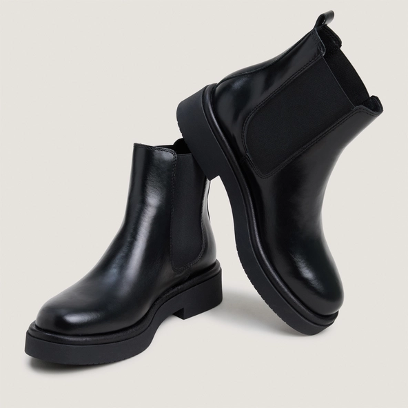 Chunky-sole chelsea low boots in black leather | NICOLAS