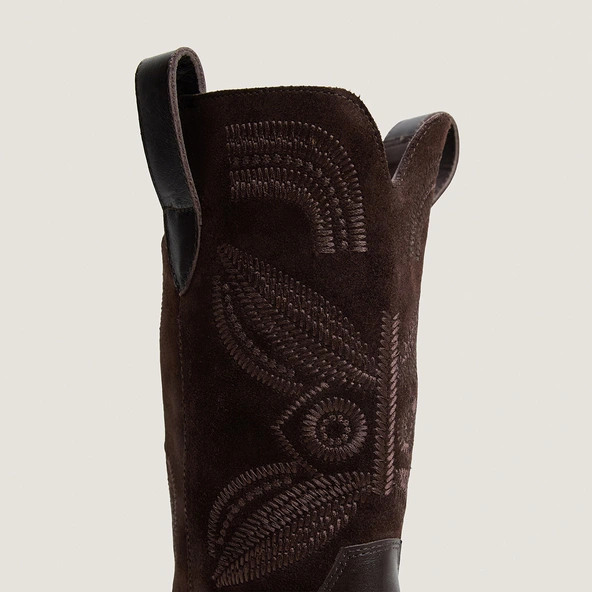 Pointed-toe boots with visible stitching in chocolate leather and chocolate split leather | TATIANA