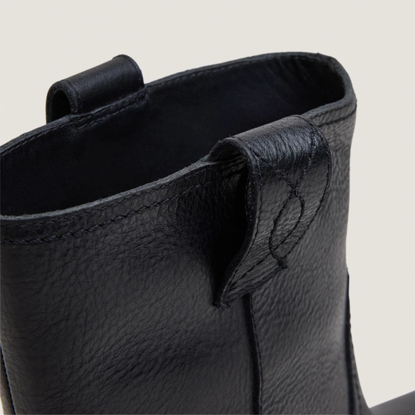 Round-toe ankle boots with block heels in black grained leather|TERRA