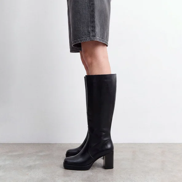 Platform boots in black aged leather calf size M | BAM